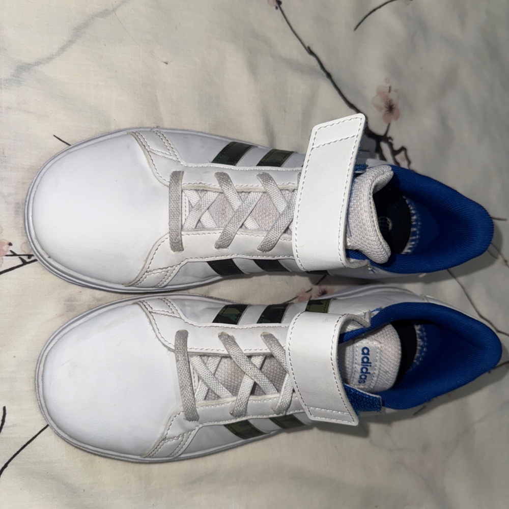 Adidas Boys White Sneakers with Blue and Black Accents - Picture 5 of 7